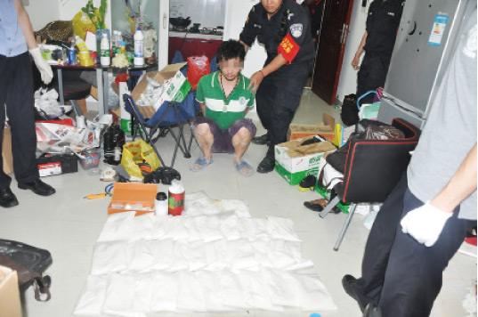 廚房水管破裂傳出刺鼻性氣味，原以為是鄰居家甲醛超標(biāo)，沒想到是“絕命毒師”