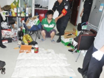 廚房水管破裂傳出刺鼻性氣味，原以為是鄰居家裝修后除甲醛沒(méi)到位，沒(méi)想到是“絕命毒師”